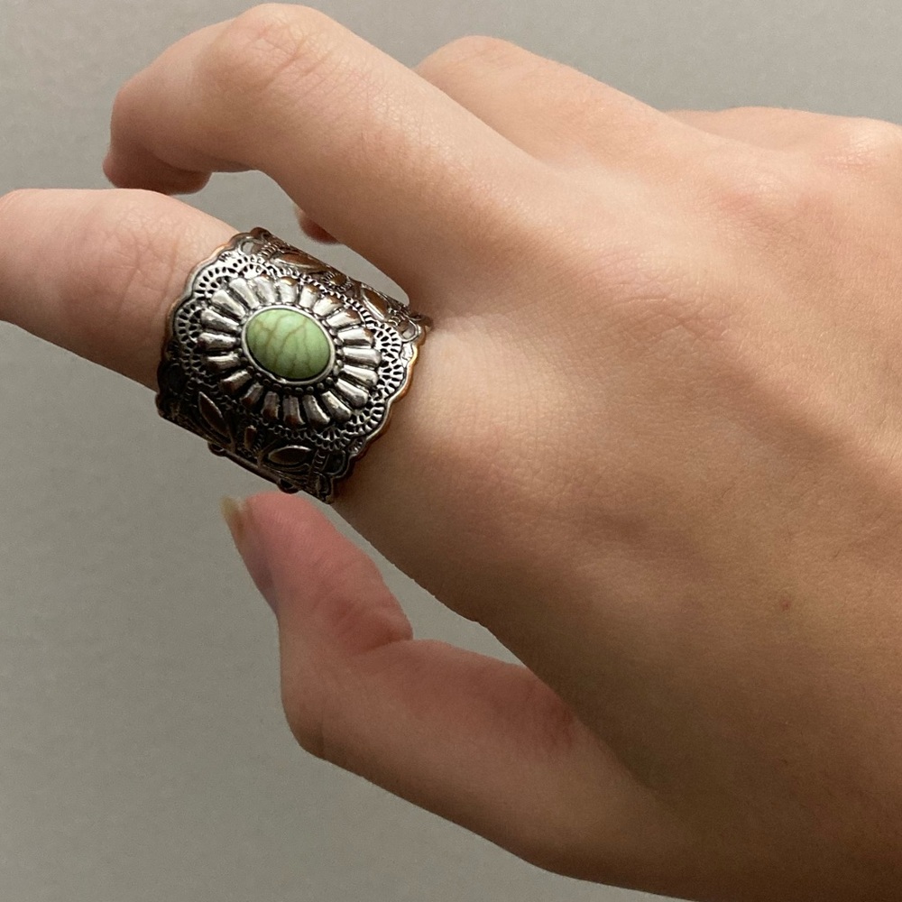 Silver stretchy ring with green pendant